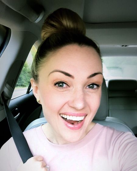 Amanda Noelle is Talking Selfie.